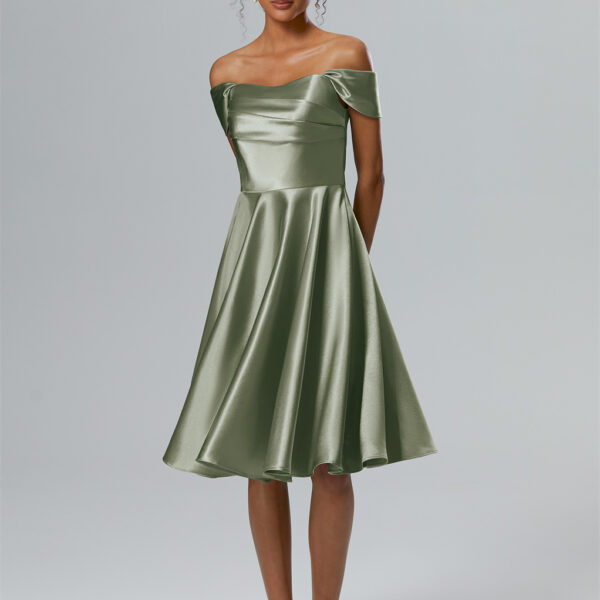 and the fashionable pleats accentuate your youthful vibrancy