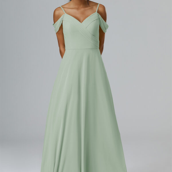 featuring a captivating V-neck that accentuates the du00e9colletage