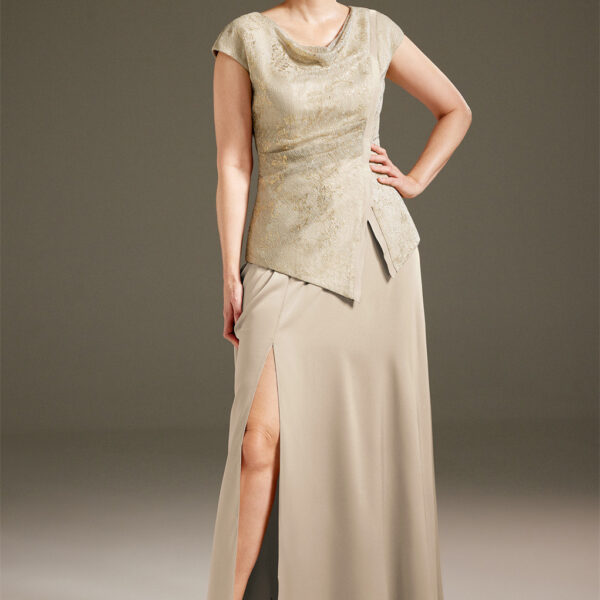 giving it a cosy look. This elegant blouse is combined with an A-line