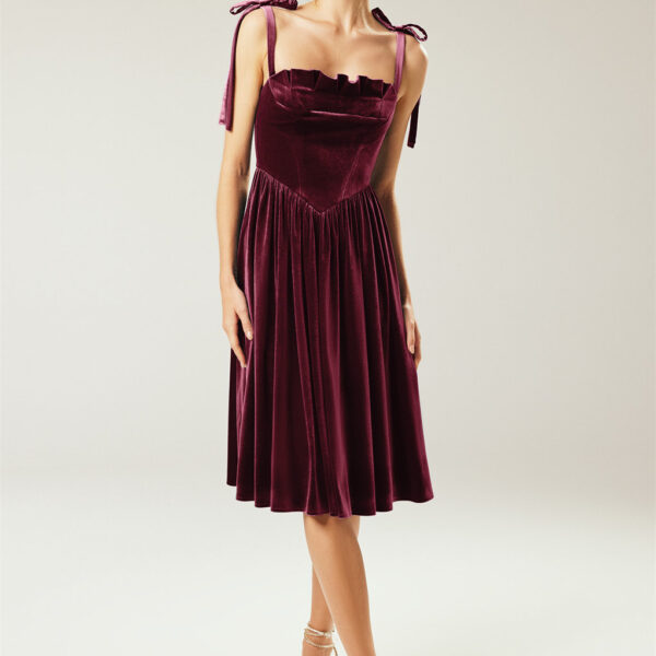 The AW Woad Dress is a dazzling velvet creation with a strapless sleeve for a sophisticated bridesmaid seeking a knee-length gown with an A-line silhouette form and a straight neckline. It comprises a flirtatious built-in bra to make your outfit comfy and