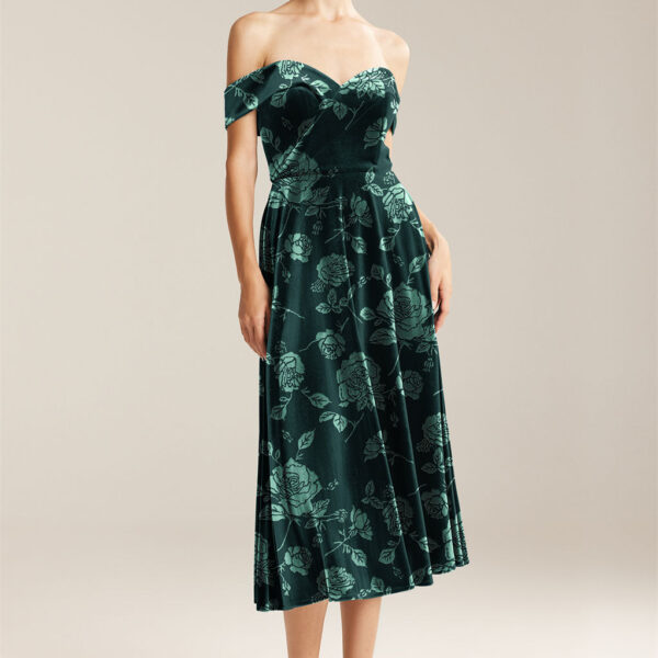 The exceptional AW Andie dress is a bridesmaid dress creatively and attractively cut. This tea-length A-line dress has a lovely sweetheart neckline and is made of high-quality velvet. The nicely crafted off-shoulder strapless sleeves give the shoulder a l