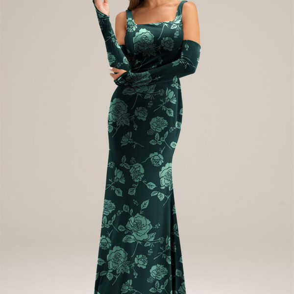 and the floor-length mermaid bridesmaid dress with a square neckline delivers just that. Share happiness in this velvet beauty.