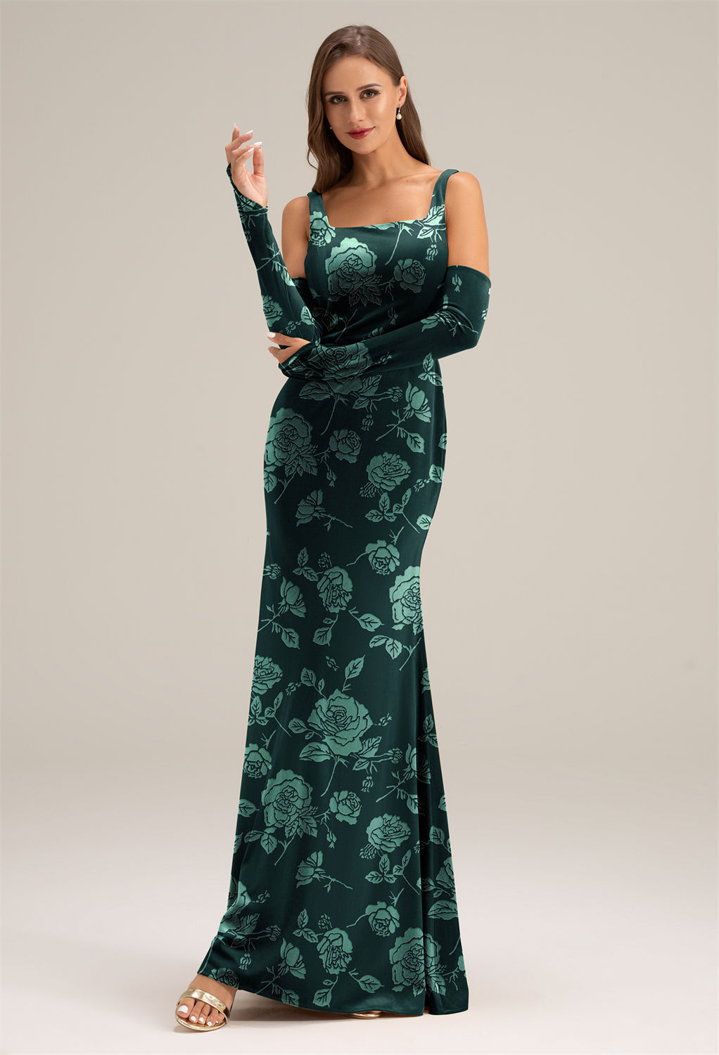 and the floor-length mermaid bridesmaid dress with a square neckline delivers just that. Share happiness in this velvet beauty.