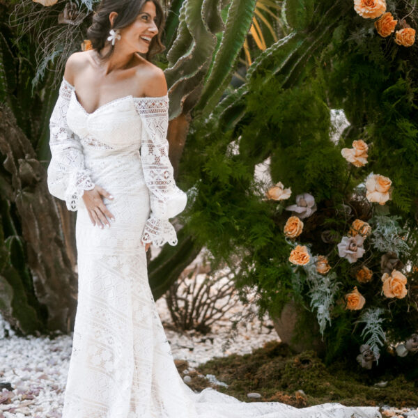it features long strapless sleeves