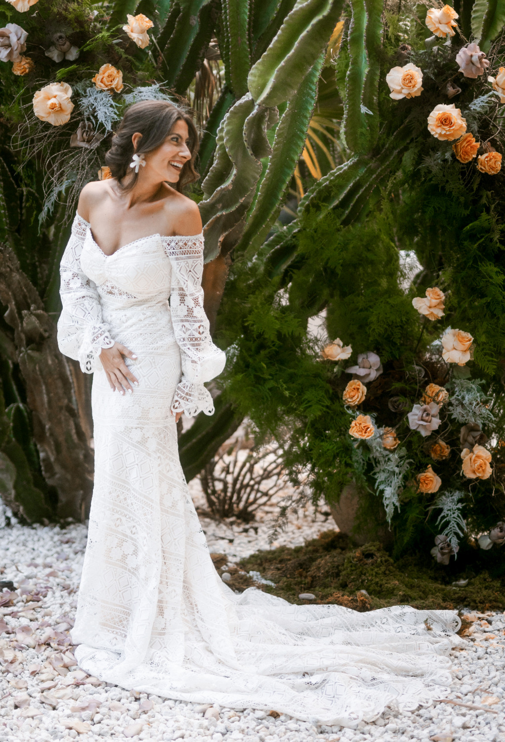 it features long strapless sleeves