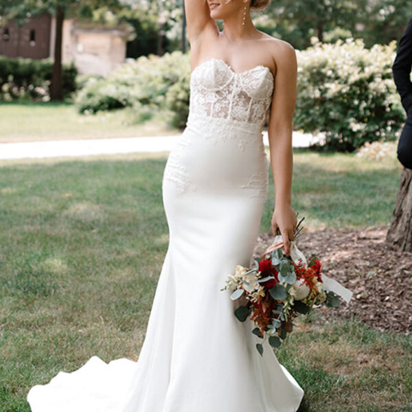 giving it that lustrous glossy sheen that makes a lady stand out on her special day. Styled with a sweetheart neckline