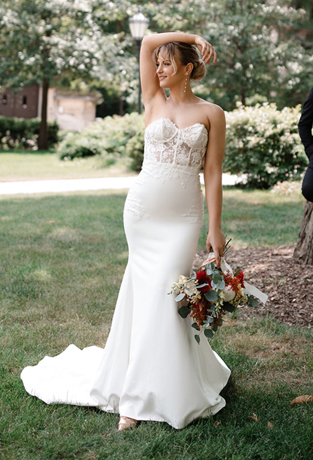 giving it that lustrous glossy sheen that makes a lady stand out on her special day. Styled with a sweetheart neckline