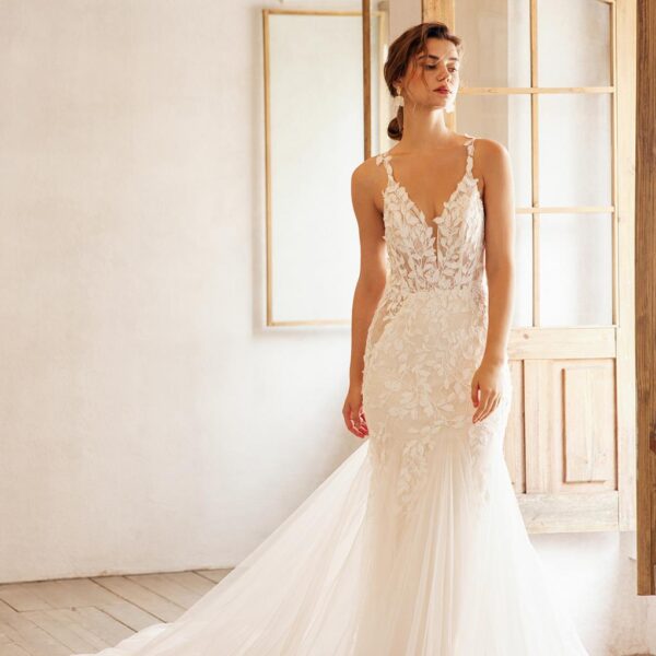 this V-neck floor-length dress makes a great last-minute entrance. The Tulle-made dress has sleeveless spaghetti straps and a back zipper which makes the me