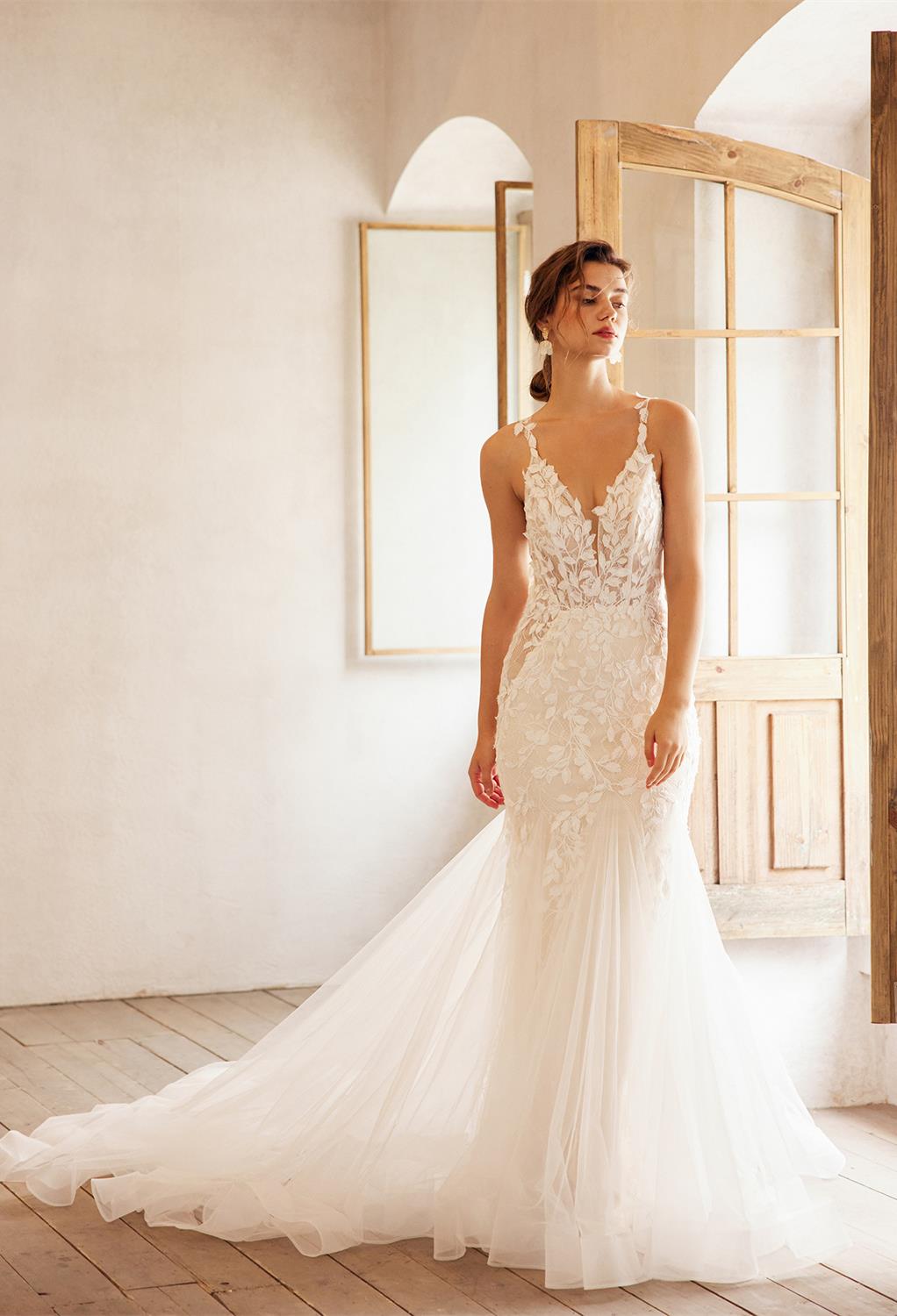 this V-neck floor-length dress makes a great last-minute entrance. The Tulle-made dress has sleeveless spaghetti straps and a back zipper which makes the me