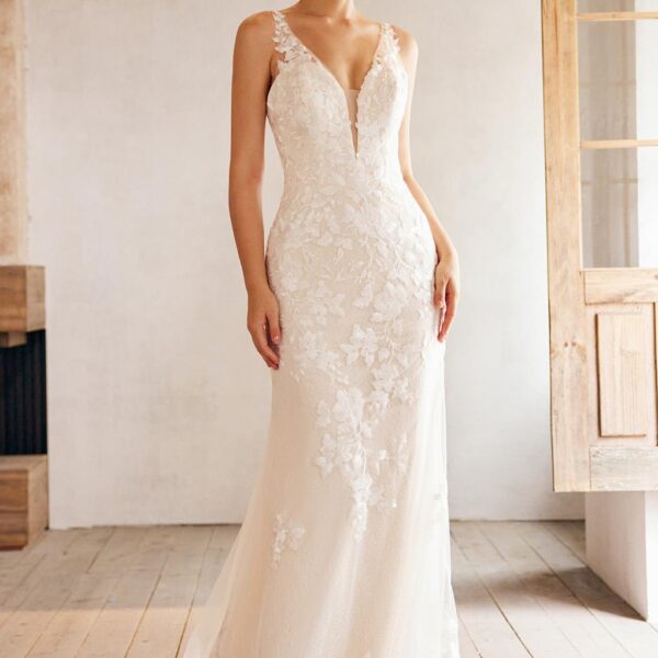 this is a floor-length dress with a beautiful pattern. She has a V-neck