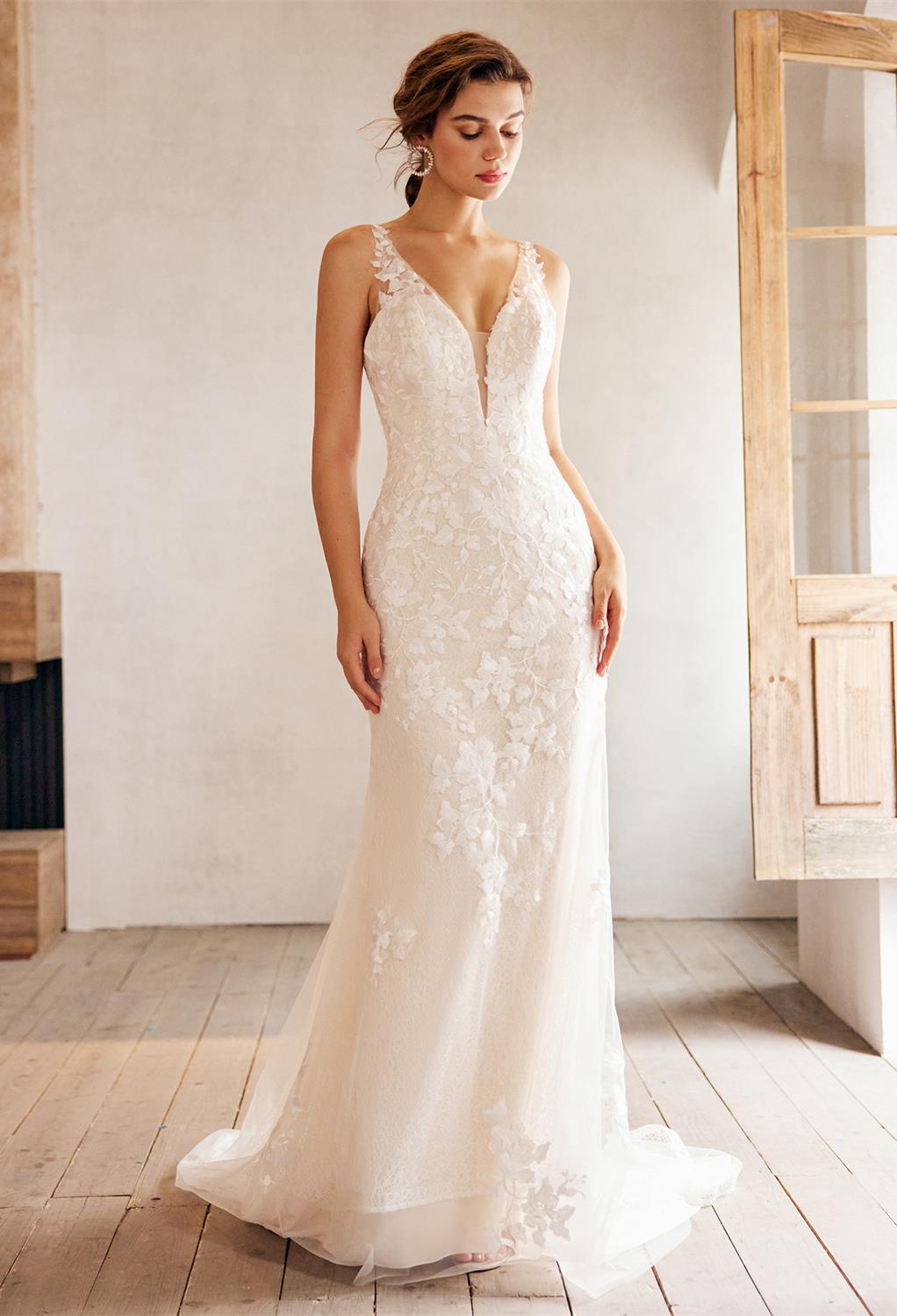 this is a floor-length dress with a beautiful pattern. She has a V-neck