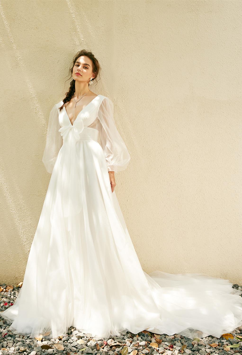 AW Maraca wedding dress creates a pleasing comfort for any bride. Designed from top-grade tulle as an A-line