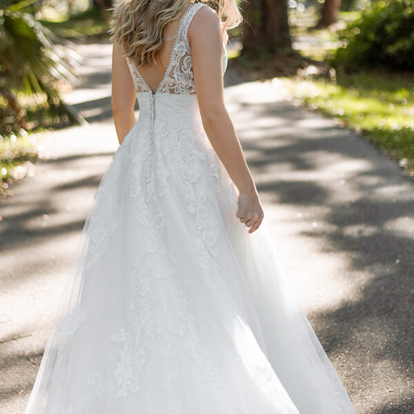 it features meticulously woven floral embroidery prints. The bloom begins from the v-neckline