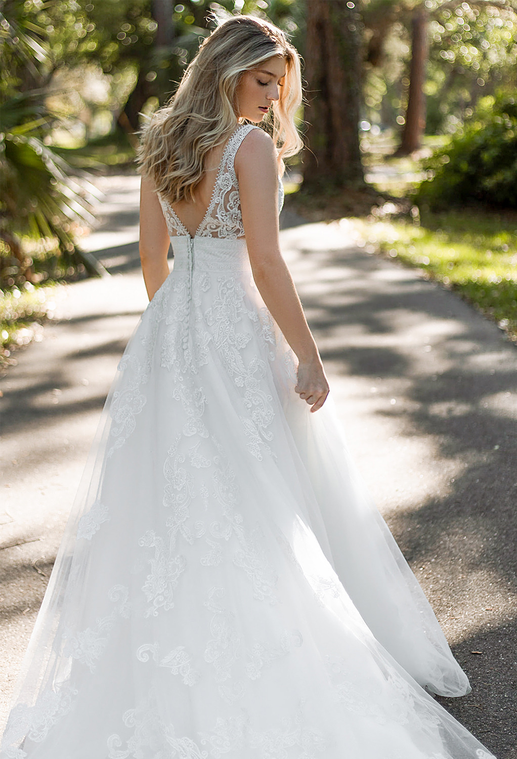 it features meticulously woven floral embroidery prints. The bloom begins from the v-neckline