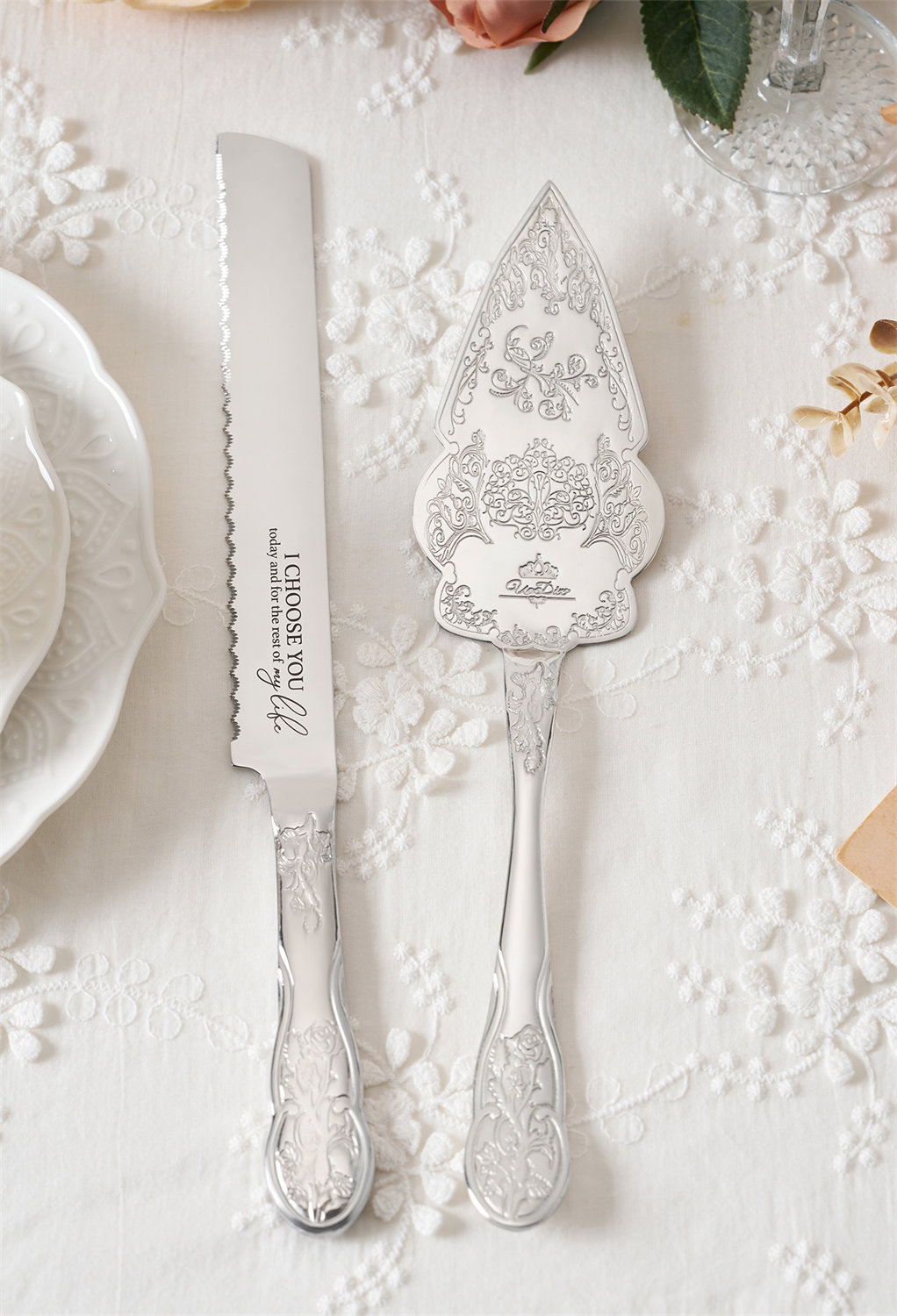 with the server blade approx.u00a0 4.72'' x 2.32'' and the handle around 5.51'' x 0.91''. T