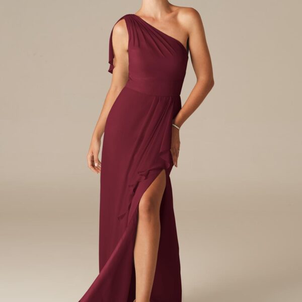 while the knee-length slit adds a flirty look that'll see you turning heads on the dance floor.The flattering pleated la