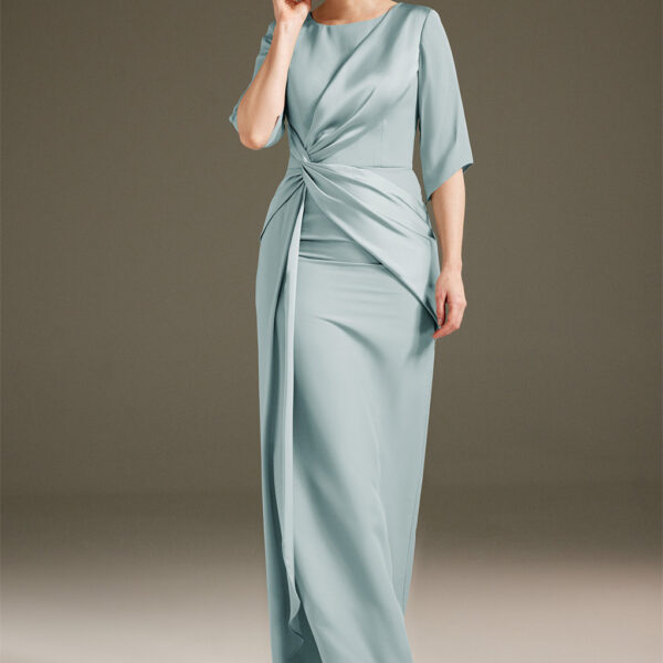 AW Caesar suits a mother who would go all out to slay a memorable day in her child's life. This satin charmeuse floor-length dress features a hips-contouring column silhouette with a ruched design by the side. Every detail of the dress is attentio