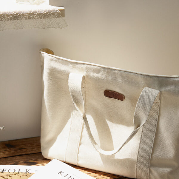 perfect for everyday use. With its spacious design and durable material