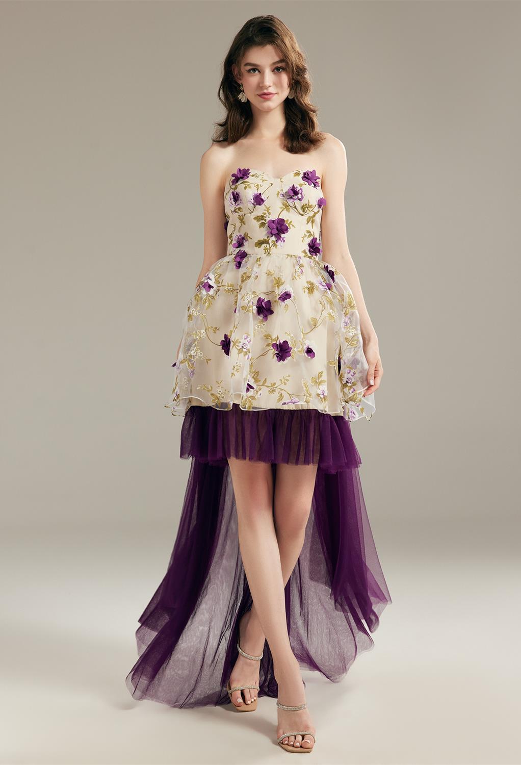 knee-length floral gown made from tulle is exquisitely simple.  It's styled with a flare which begins from the knee to the floor. The sleeveless style and square neckline create a beautiful s