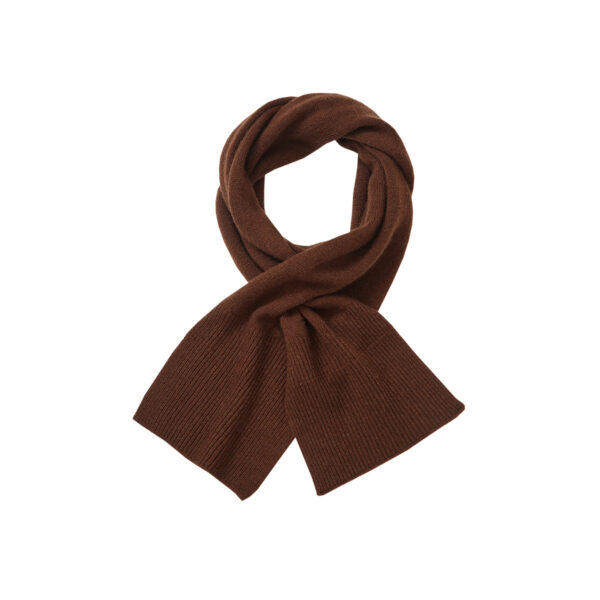 Add a touch of elegance to your winter wardrobe with our Elegant Wool Scarf. Made from the 100% finest wool