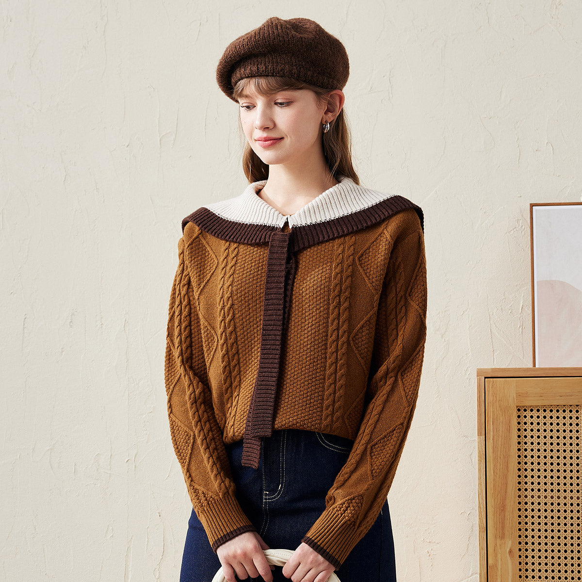 Upgrade your sweater collection with our Elegant Cable Knit Sweater with Bow Collar. This stylish piece is designed to keep you warm while offering a sophisticated