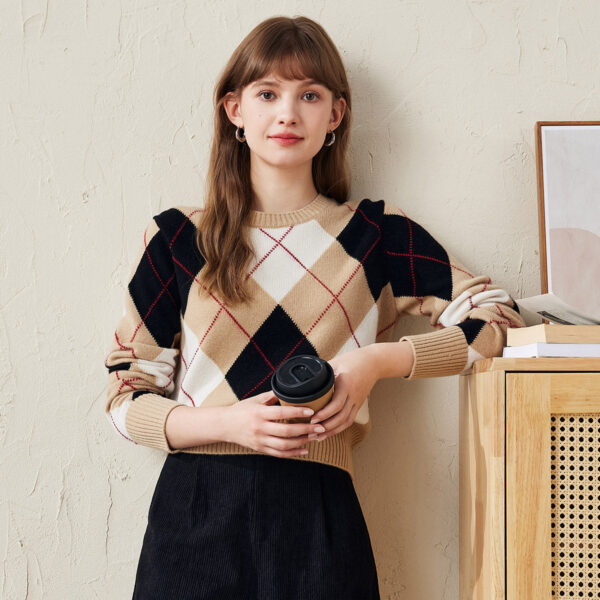 Step into timeless elegance with our Argyle Pattern Knit Sweater. This classic piece combines a sophisticated design with cozy comfort
