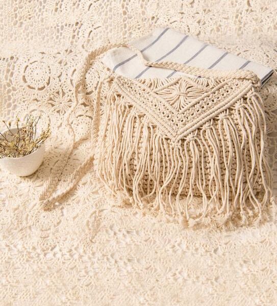 Knitted Crossbody Tasseled Bag WHITE (We have provided this item's measurements to help you decide which size to buy.) (Units/Inches) Size Width High Strap Free size 9.4-11.0 7.9 43.3 (Units/Centimeters) S