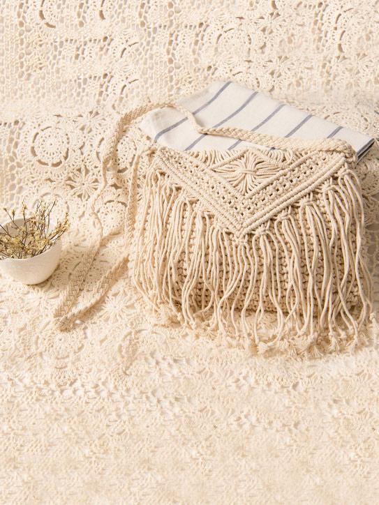 (We have provided this item's measurements to help you decide which size to buy.) (Units/Inches) Size Width High Strap Free size 9.4-11.0 7.9 43.3 (Units/Centimeters) S