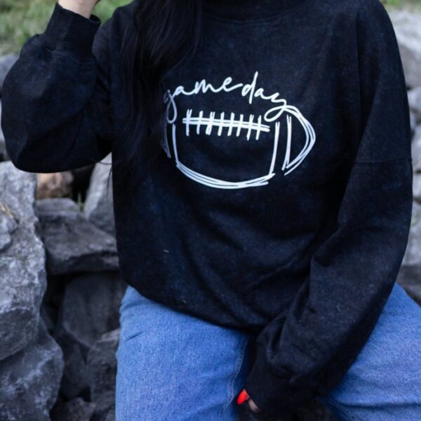 Looking for the perfect combo of sporty and stylish? Look no further! Our Layne Game Day Pullover Sweatshirt features a chic mock neck design