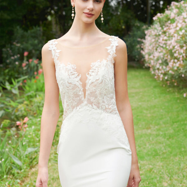 AW Jillian is perfectly suited to evoke a sense of enchantment. Cut from satin as a mermaid silhouette dress with a glamorous lace chapel train. The illusion
