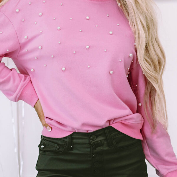 Take your casual look to new heights with the Lilah Pearl Ribbed Crew Neck Sweatshirt. Made with high-quality materials for long-lasting wear and ultimate comfort. Show off your unique style with the classic crew neck design and add a touch of sophisticat