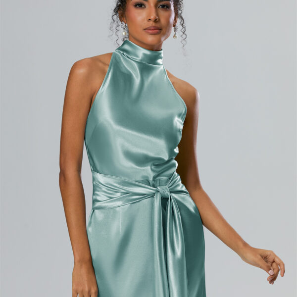 The Muifa Dress features a sleek and figure-flattering mermaid silhouette that accentuates the curves and creates a captivating and glamorous look. The halter neckline and illusion back with intricate lace detailing create a subtle and alluring effect.