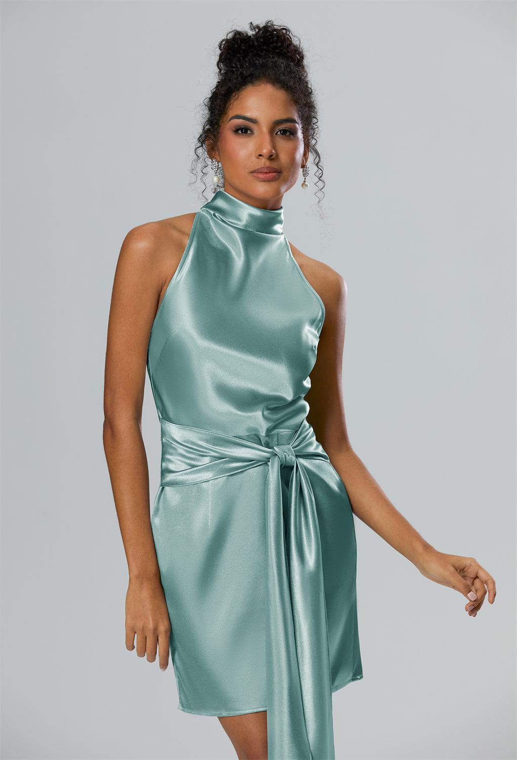 The Muifa Dress features a sleek and figure-flattering mermaid silhouette that accentuates the curves and creates a captivating and glamorous look. The halter neckline and illusion back with intricate lace detailing create a subtle and alluring effect.