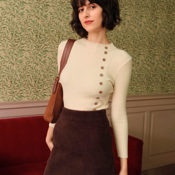 Details:- Mock neck- Solid color- Slim fitting- Ribbed Top- Side buttonsFabric:This Knitted Top is made of Polyester and Acrylic. Polyester is an artificial fiber that feels soft