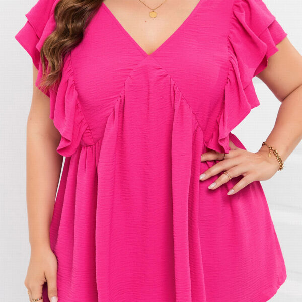 Be the center of attention in this super cute tunic top for plus size beauties! With a V-neckline