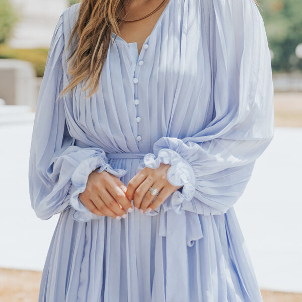  This romper features a tie waist that highlights a woman’s slim waistline and a pleated design that adds a touch of delicacy. With a stylish v-neck