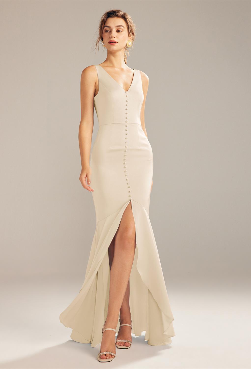 it's a sleeveless Hi-Lo and V-neck mermaid dress. Having alluring final details