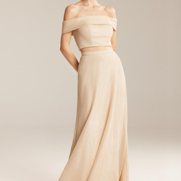 which has a floor-length skirt and exquisite off-the-shoulder strap sleeves