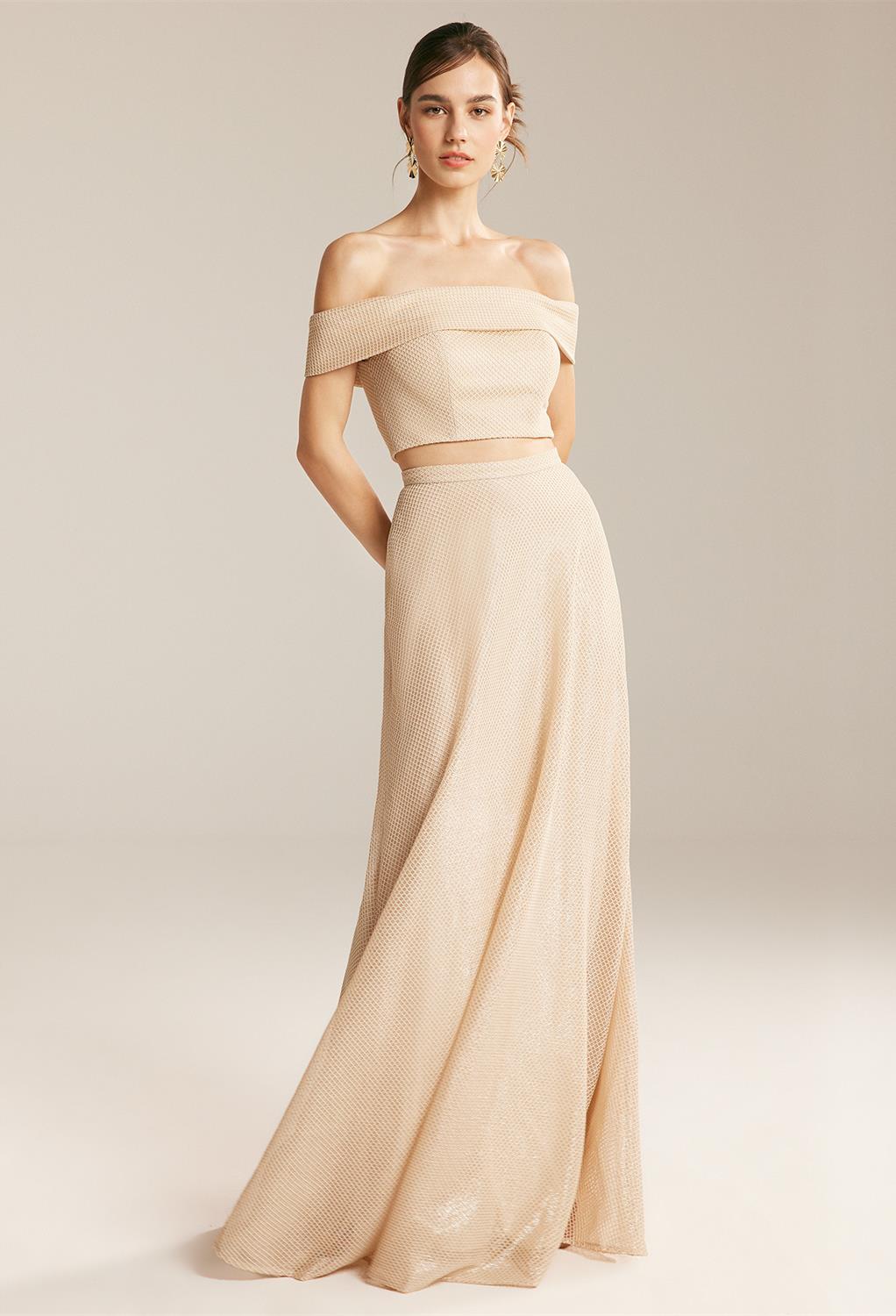 which has a floor-length skirt and exquisite off-the-shoulder strap sleeves