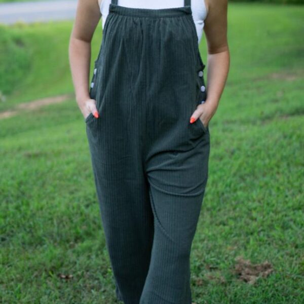 Be the envy of all body shapes with these Reya Pocketed Loose Fit Corduroy Overalls! Made from chic vintage corduroy for unbeatable comfort