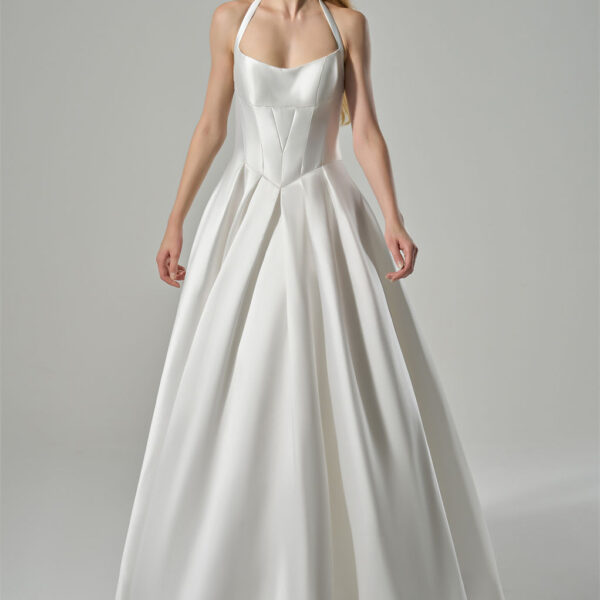 while the back zipper ensures a perfect fit. Ideal for a timeless and sophisticated bridal