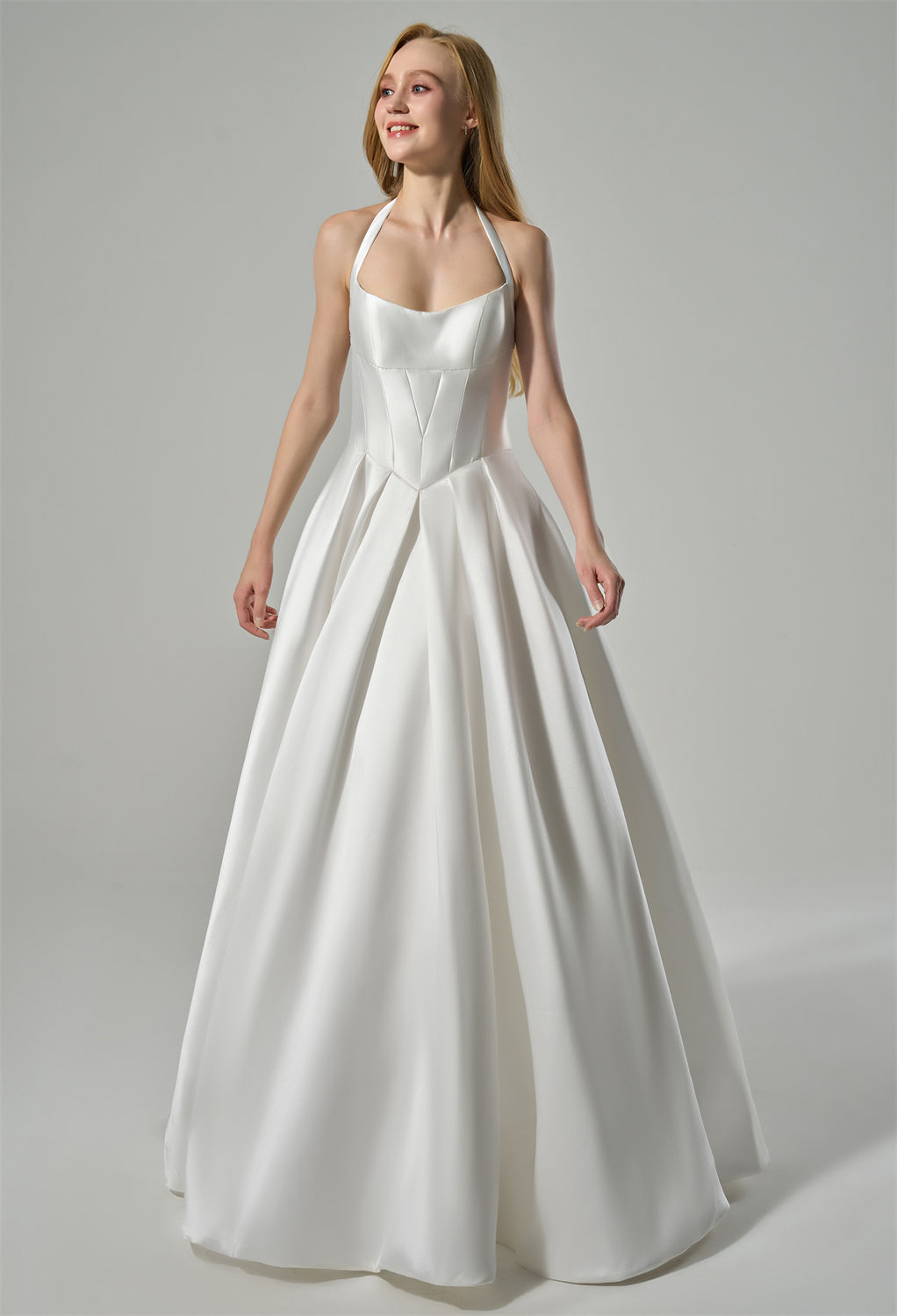 while the back zipper ensures a perfect fit. Ideal for a timeless and sophisticated bridal