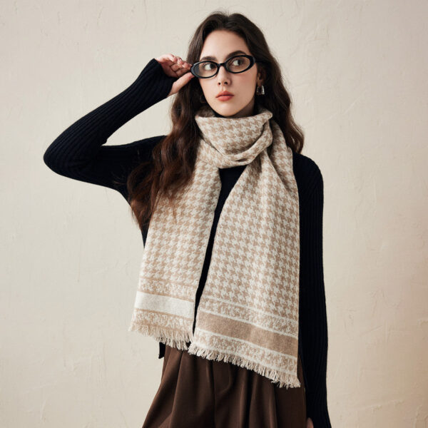 Add a touch of classic elegance to your wardrobe with our Houndstooth Patterned Scarf. Made from luxurious cashmere