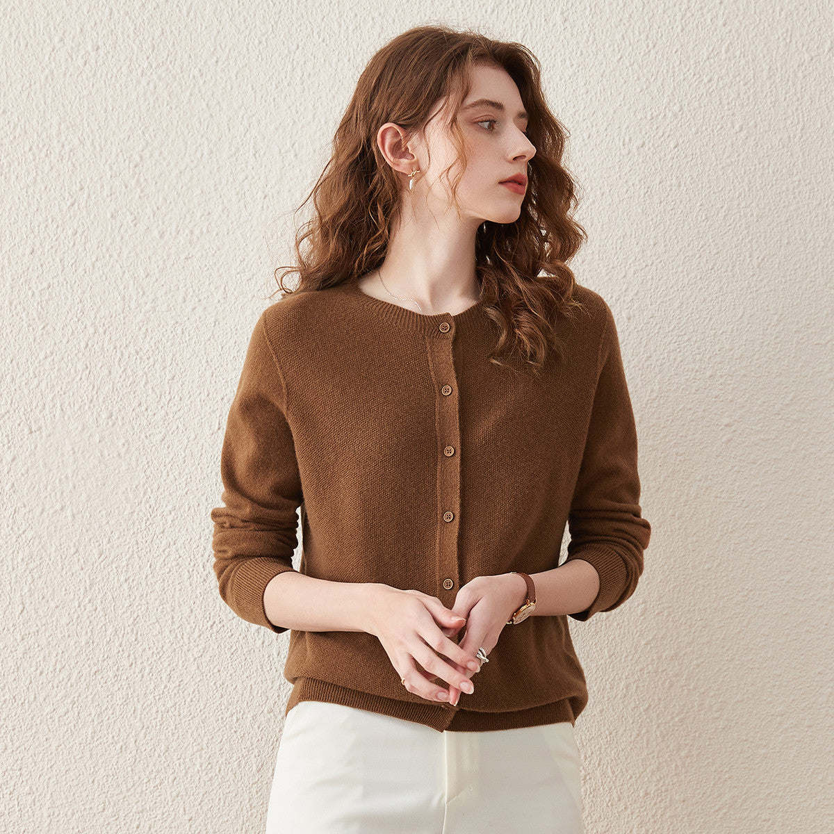 Fabric: 100% WoolThe fabric used in this garment is exclusively 100% wool. Wool is renowned for its softness