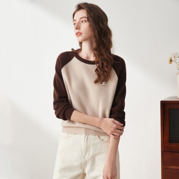Embrace comfort and style with our Women's Wool Contrast Sleeve Sweater. This chic and versatile sweater features a luxurious cashmere