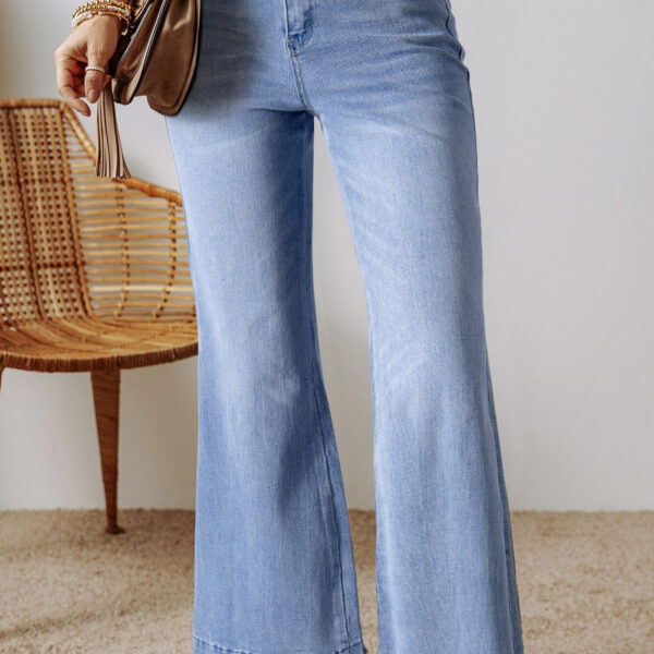 Elevate your waist game with these high-waisted jeans. The raw hem adds a little bit of rugged charm and a touch of casual cool. Plus