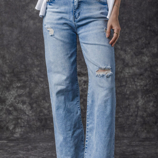These high rise jeans feature trendy distressing for a stylish edge