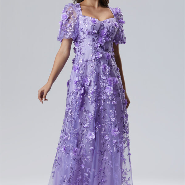 The short sleeves and strapless design of this floor-length A-line dress in tulle with a sweetheart neckline offer a chic blend of comfort and style.