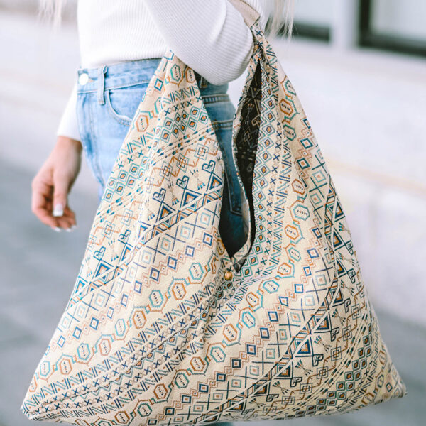  Get a little wild with your style with the animal spot print on this tote bag! Made of high-quality PU leather