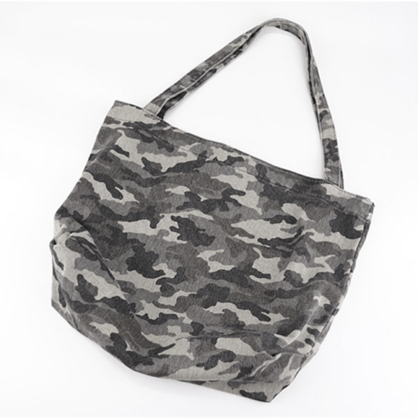 PRODUCT DESCRIPTIONThese vintage canvas totes are the perfect size for everyday use and will easily become your favorite go-to bag. Simple and super cute the totes have 2 pockets inside with one pocket able to be zipped up to secure your loose items. L